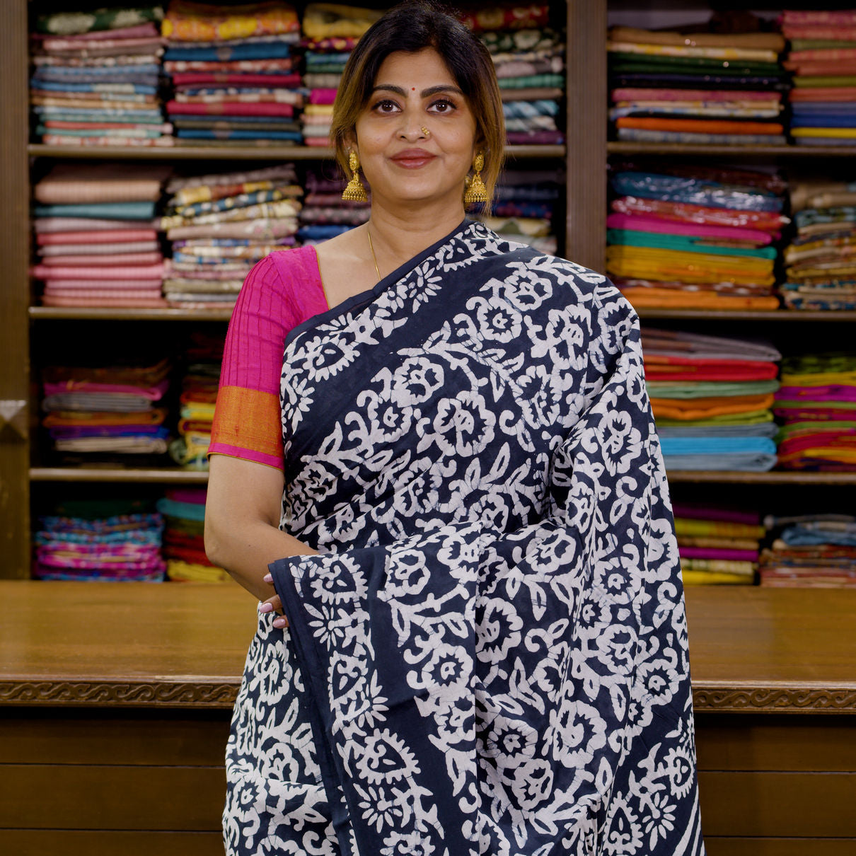 Pink Madurai Sungudi Cotton Saree with Zari Work and Brown Contrasting –  WEAVERS BOUTIQUE